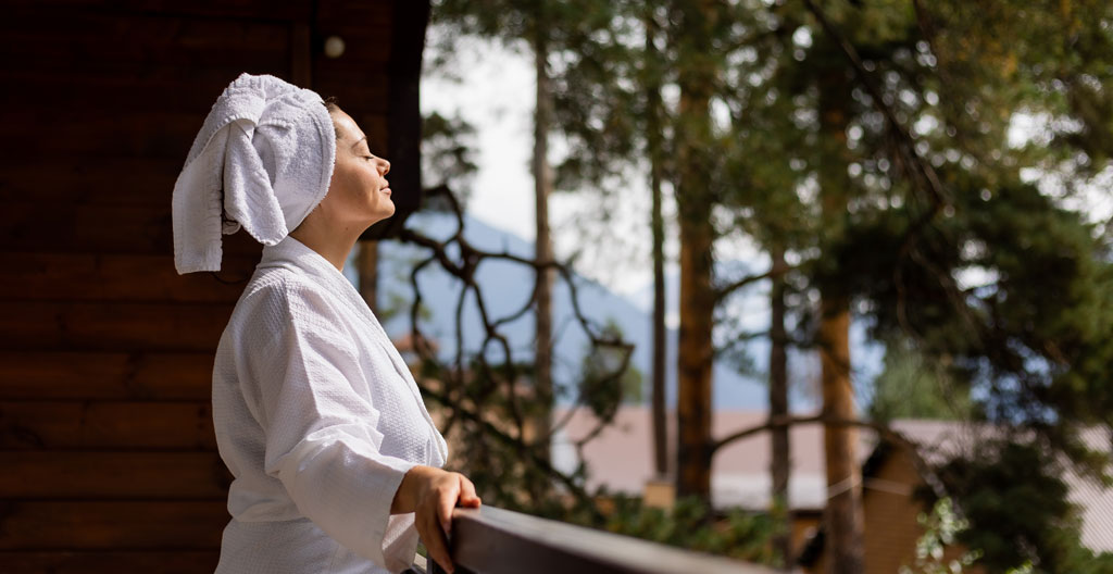Vue panoramique sur les montagnes des Aravis depuis le balcon d'un appartement, illustrant l'impact de l'exposition sur la valorisation immobilière